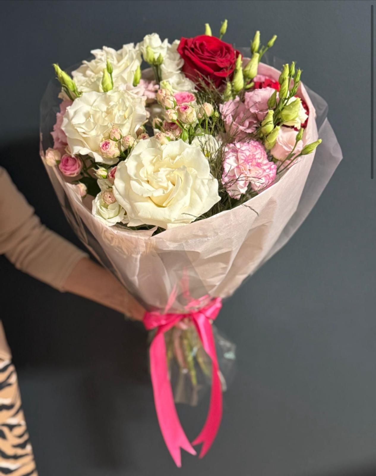 Buchet realizat din: trandafiri ,eustoma,mini rosse,garoafa,verdeata...Imaginile sunt cu titlu de prezentare, buchetul poate diferi in functie de disponibilitatea florilor in florarie