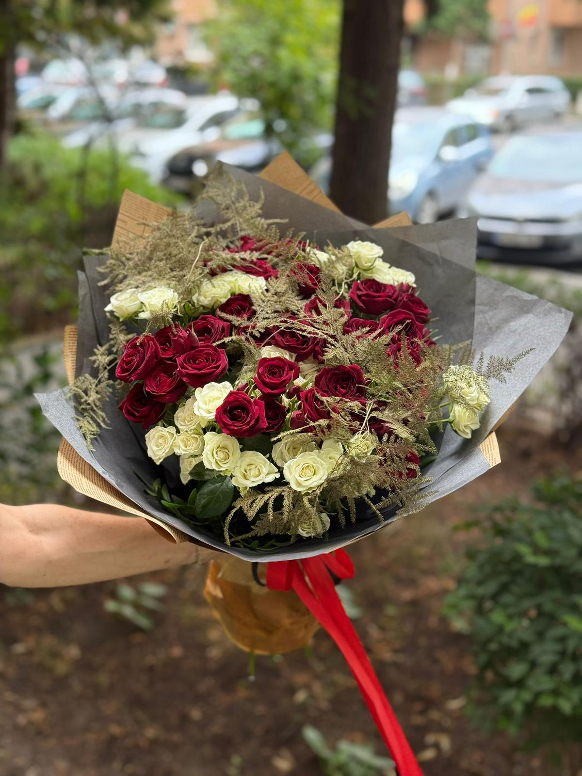 Buchet realizat din :Mini rosse alb,rosu,asparagus,verdeata.Imagine cu titlu de prezentare,buchetul poate diferi in functie de disponibilitatea florilor in florarie.