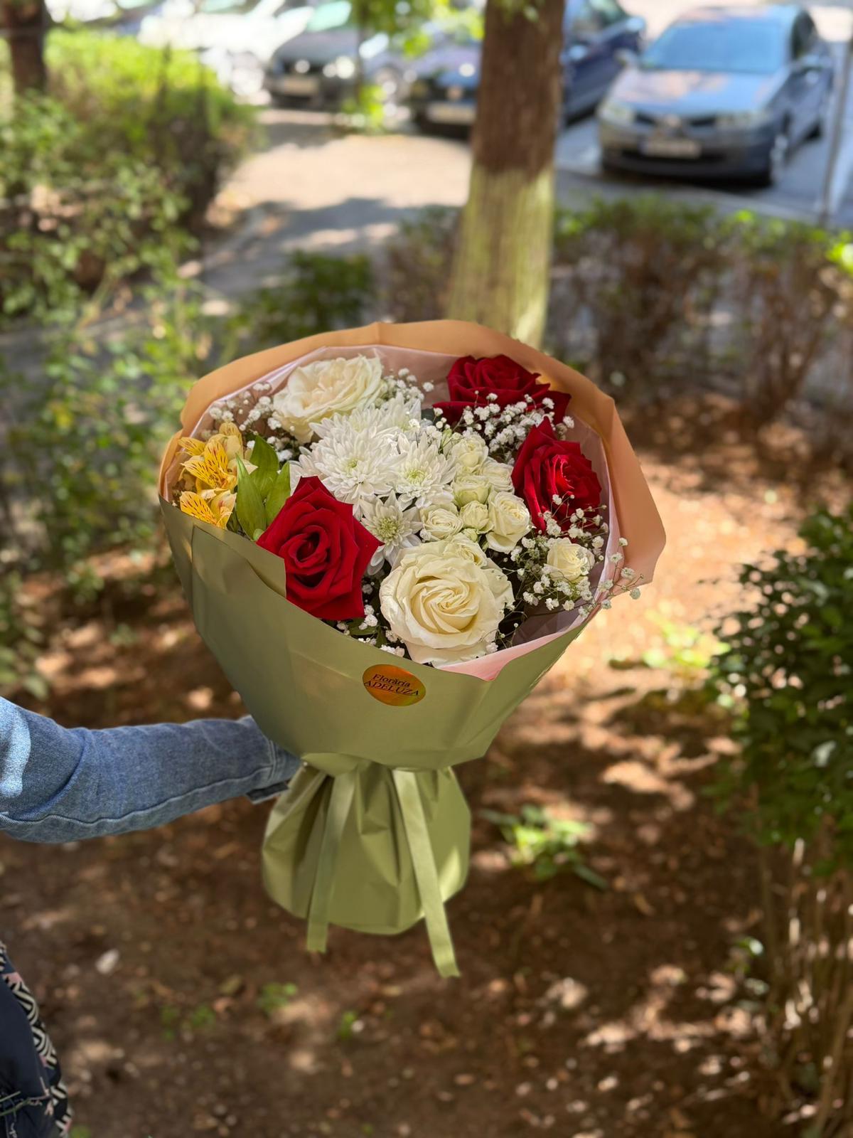 Buchet realizat din :Trandafiri,mini rosse,crizantema,alstroemeria,gypsophila,verdeata.Imagine cu titlu de prezentare,buchetul poate diferi in functie de disponibilitatea florilor in florarie.