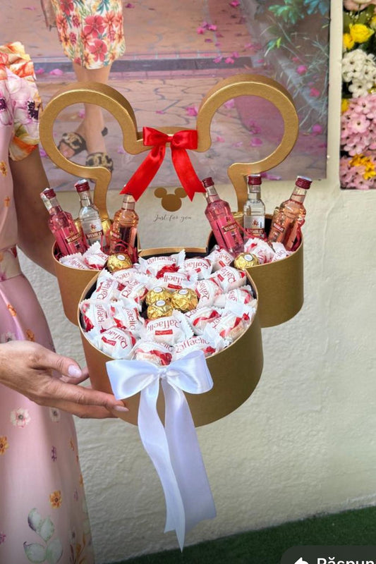 aranjament in cutie cu:raffaello,ferrero rocher,wembley.Imagine cu caracter orientativ .
