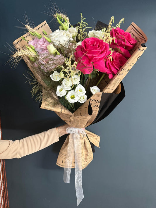 Buchet realizat din : Trandafir alb ,roz,eustoma,spic de grau,astilbe,verdeata.Imaginile sunt cu titlu de prezentare,buchetul poate diferi in functie de disponibilitatea florilor in florarie.