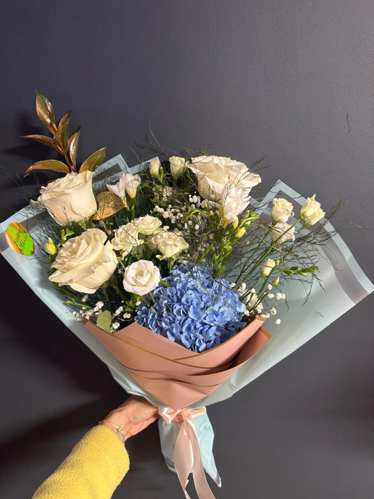 Buchet realizat din flori naturale :trandafir,mini rosse,eustoma,hortesia,frezii,gypsophila,verdeata.