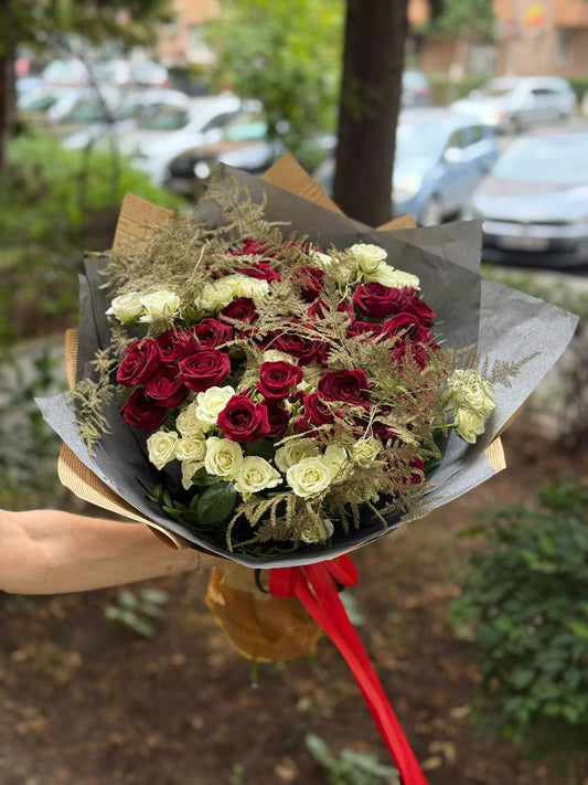 Buchet realizat din :Mini rosse alb,rosu,asparagus,verdeata.Imagine cu titlu de prezentare,buchetul poate diferi in functie de disponibilitatea florilor in florarie.
