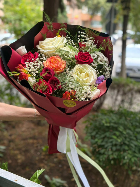 Buchet realizat din:trandafiri,frezie,mini rosse,asparagus,gypsophila,crizantema santini,verdeata.Imagine cu titlu de prezentare,buchetul poate diferi in functie de disponibilitatea florilor in florarie.
