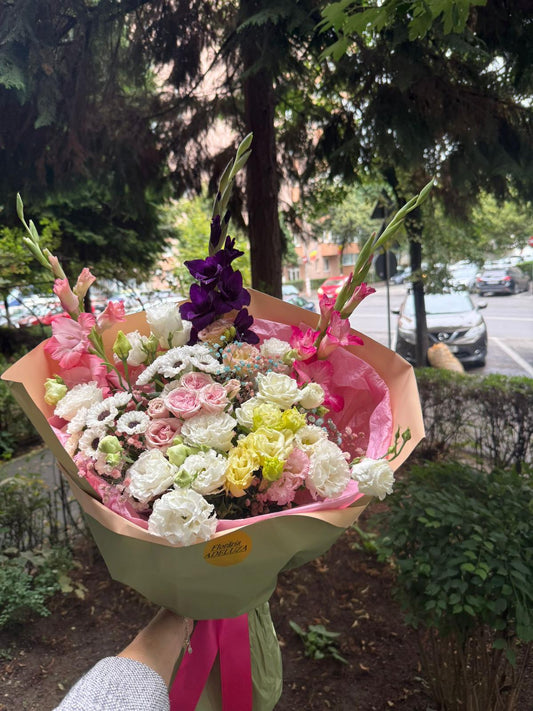 Buchet realizat din :Gladiole,mini rosse,eustoma,crizantema santini gypsophila.Imagine cu titlu de prezentare,buchetul poate diferi in functie de disponibilitatea florilor in florarie .