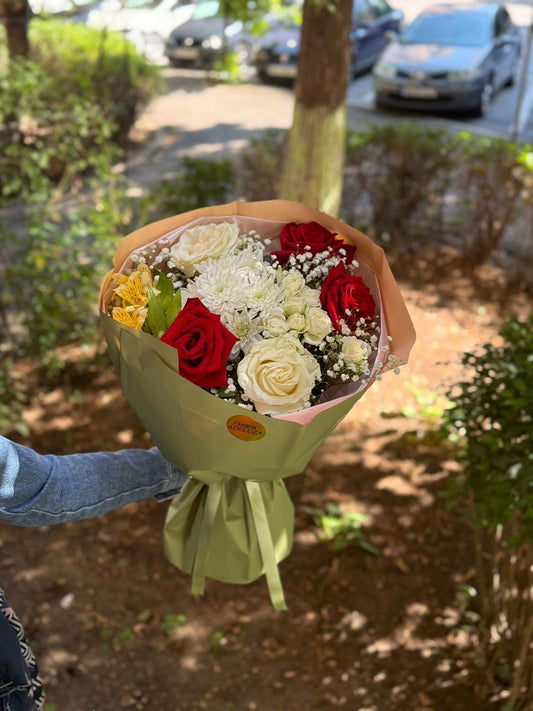 Buchet realizat din :Trandafiri,mini rosse,crizantema,alstroemeria,gypsophila,verdeata.Imagine cu titlu de prezentare,buchetul poate diferi in functie de disponibilitatea florilor in florarie.