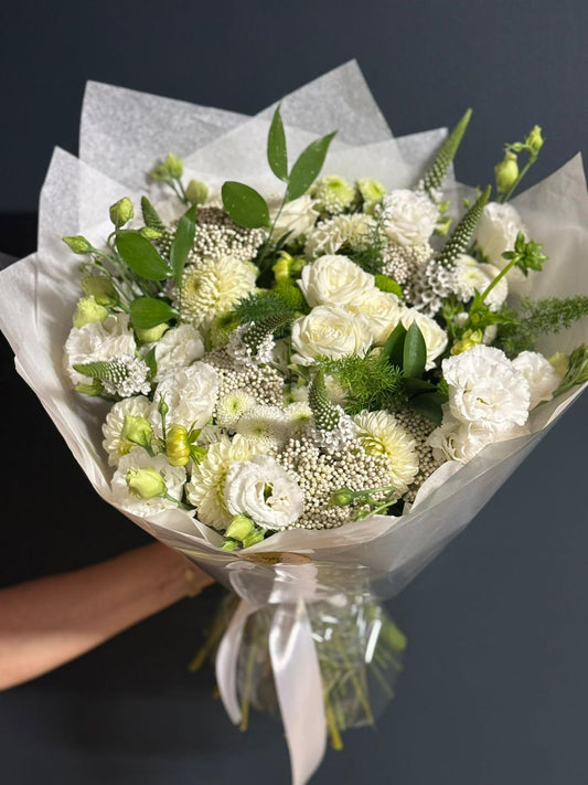 buchet realizat din :mini rosse,crizantema santini,dalia,eustoma,ozothus,ornitogalium,verdeata.Imagine cu titlu de prezentare,buchetul poate diferi in functie de disponibilitatea florilor in florarie.