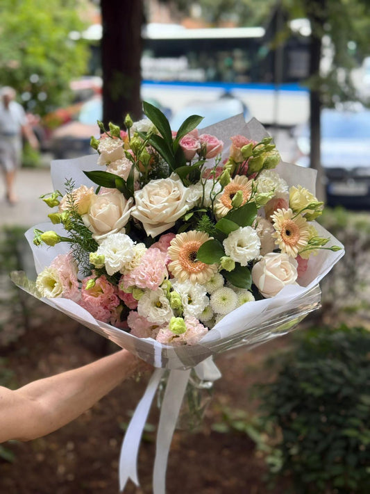 Buchet realizat din:Trandafiri,mini rosse,eustoma,crizantema santini,mini gerbera,verdeata.Imagine cu titlu de prezentare,buchetul poate diferi in functie de disponibiliatea florilor in florarie.