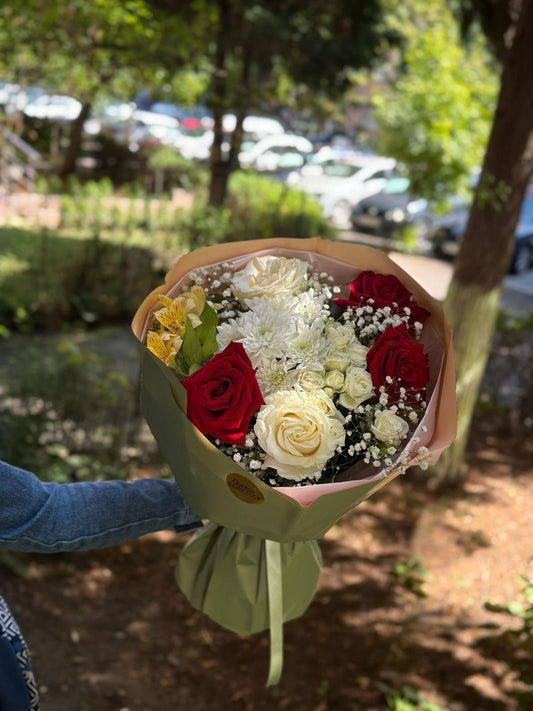 Buchet realizat din :trandafiri,mini rosse,crizantema,alstroemeria,gypsophila,verdeata.Imagine cu titlu de prezentare,buchetul poate diferi in functie de diponibilitatea florilor in florarie.